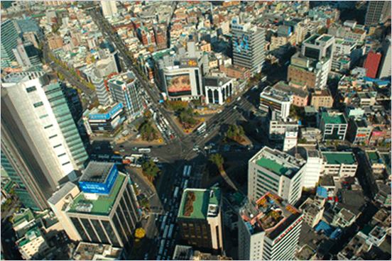 하늘에서 바라보는 높은 건물로 둘러싼 서면로타리