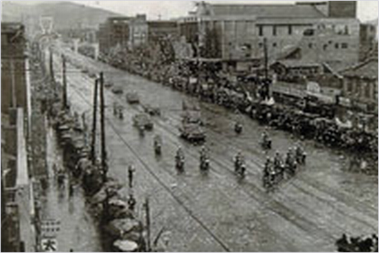 거리에 오토바이가 지나가는 옛 서면거리 모습