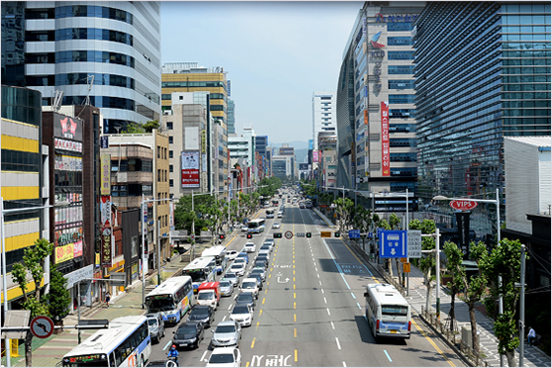 높은건물과 자동차들이 지나고 있는 현재 서면거리