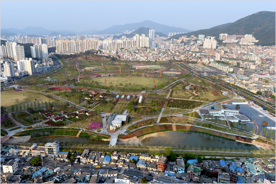 멀리서 바라보는 공원이 된 모습