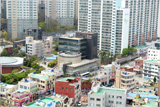 주택과 아파트로 둘러싼 현재 럭키공업사 모습