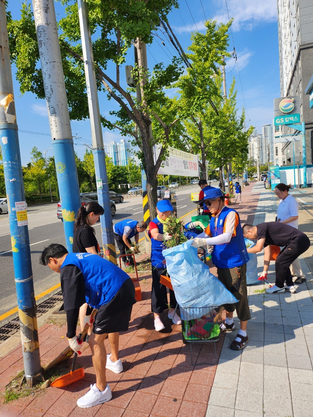 연지동 바르게살기운동위원회,“도로변 잡풀 제거 및 환경정비 실시” 관련자료