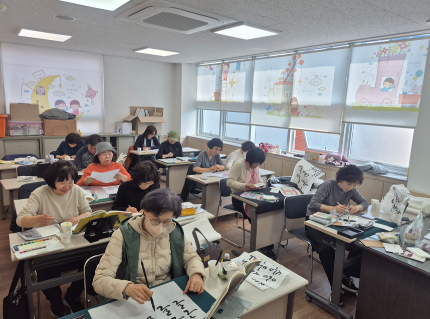 [연지동] 연지동 주민자치회 캘리그라피 수강생들, 2년째 이어가는 출생 축하카드 재능 기부 관련자료