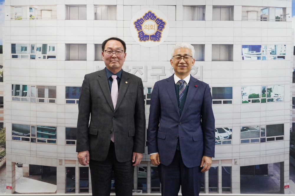 의정 포토뉴스 1 / 신임 부산진세무서장 기관 방문 맞아 환담이미지